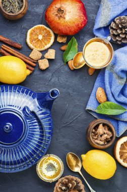 Çaydanlık ve çay malzemeleri.