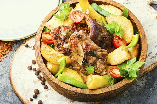 Carne al horno con patatas —  Fotos de Stock