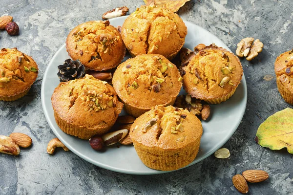 Zelfgemaakte muffins met noten — Stockfoto