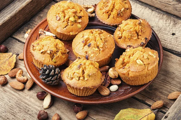 Nut muffins op houten ondergrond — Stockfoto