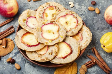 Elmalı kızarmış gözleme.