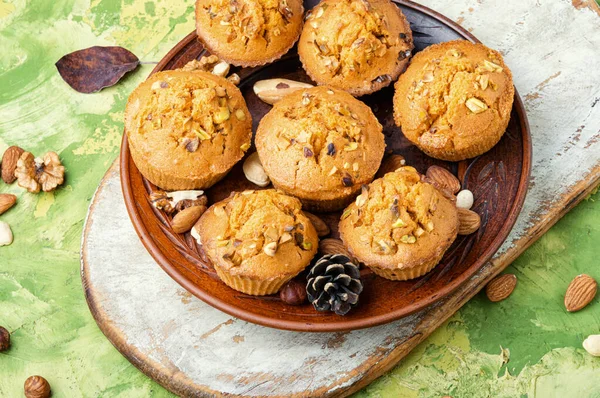 Zelfgemaakte muffins met noten — Stockfoto