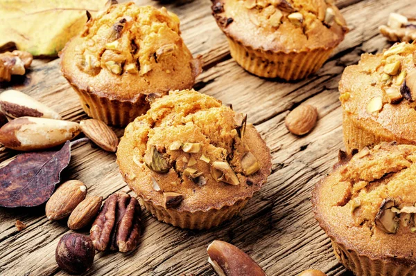 Nut muffins op houten ondergrond — Stockfoto