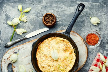 Yenilebilir çiçekli omlet.