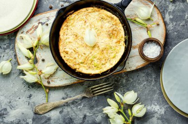 Yenilebilir çiçekli omlet.