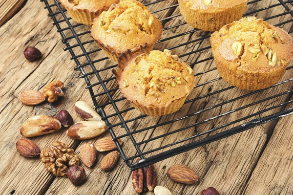 Zelfgemaakte muffins met noten — Stockfoto