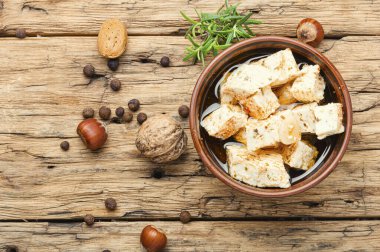 Ev yapımı otlu beyaz peynir.