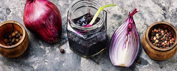 Zwiebelmarmelade oder Zwiebelkonfitüre — Stockfoto