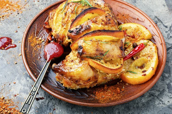 Carne de porco assada vitrificada em laranja — Fotografia de Stock