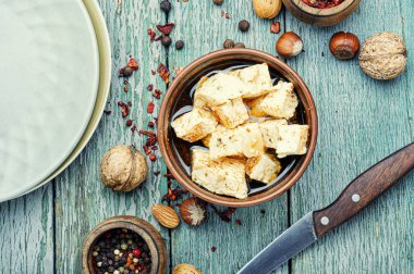 Ev yapımı otlu beyaz peynir.