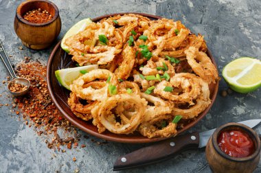 Kızarmış kalamar halkaları.