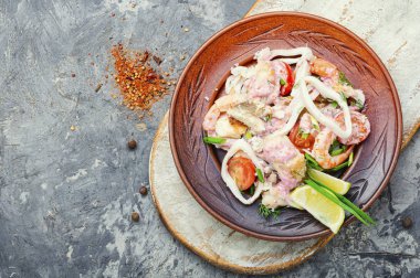 Lezzetli baharatlı deniz ürünleri salatası