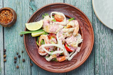 İştah açıcı deniz ürünleri salatası.