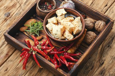 Ev yapımı otlu beyaz peynir.