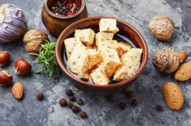 Ev yapımı otlu beyaz peynir.