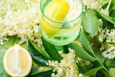 Mürver çiçeklerinden şampanya.