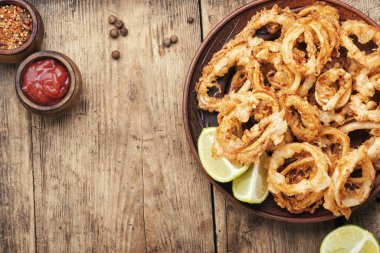 Kızarmış kalamar halkaları.