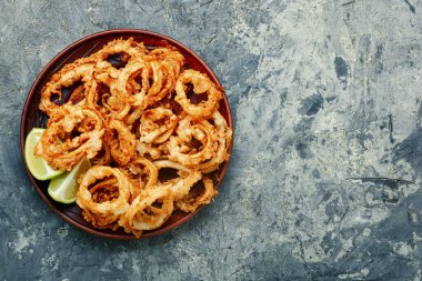 Kızarmış kalamar halkaları.