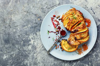 Portakallı kızarmış domuz eti.