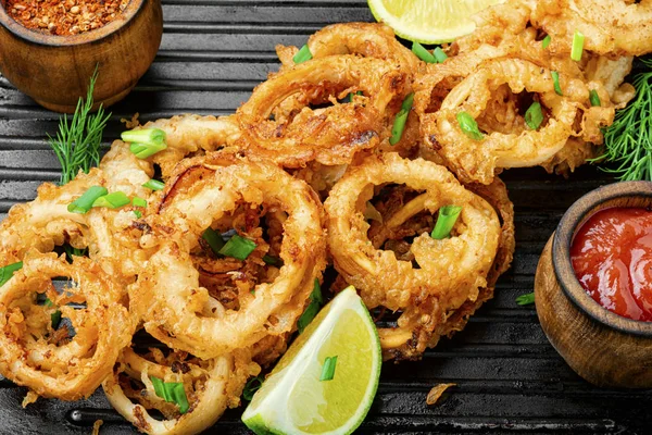 Kızarmış kalamar halkaları.