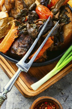 Kızarmış domuz budu.