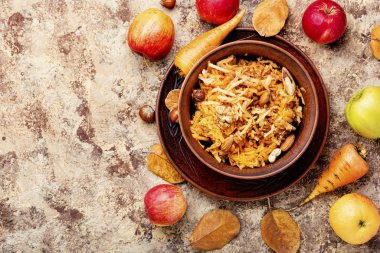 Izgara olgun elmalar.