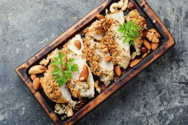 Doldurulmuş tavuk göğsü ve fındık.