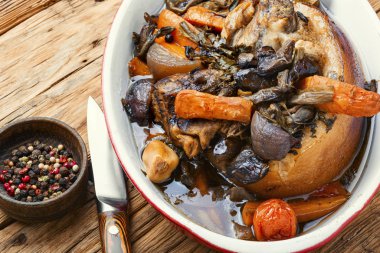 Kızarmış domuz budu.