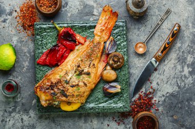 Kızarmış kırmızı levrek ve sebze.