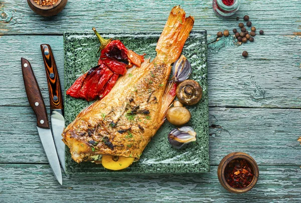 Pescado al horno con verduras —  Fotos de Stock