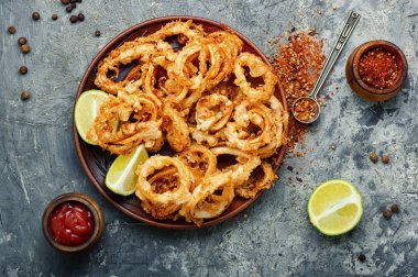 Kızarmış kalamar halkaları.