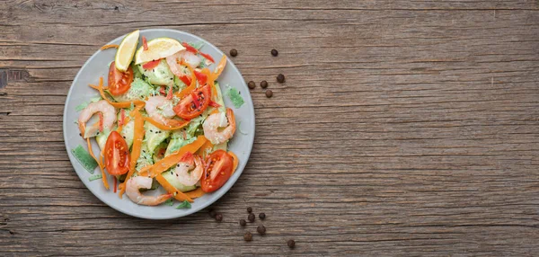 Salada de camarão na mesa de madeira — Fotografia de Stock