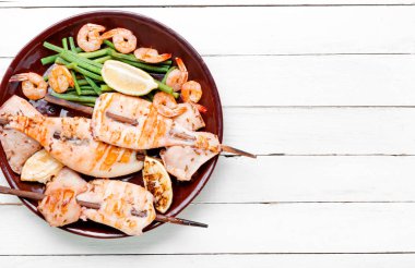 Şişte ızgara kalamar.