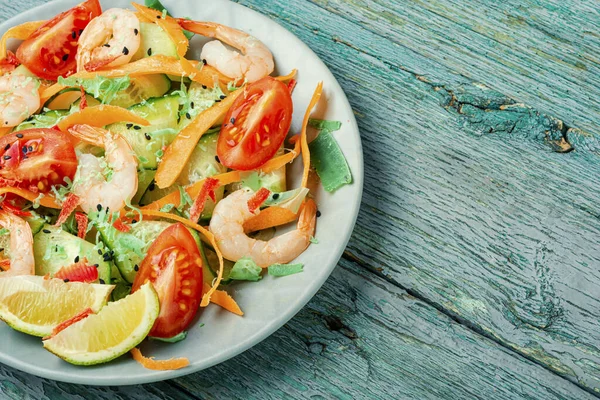 Salada com camarão e legumes — Fotografia de Stock