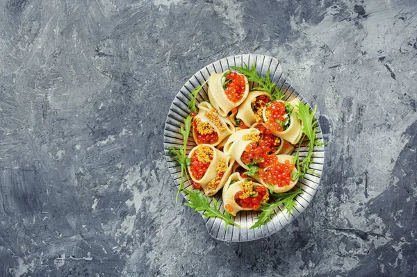 Pastas rellenas de caviar rojo —  Fotos de Stock