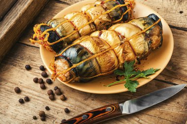 Sıcak tütsülenmiş scomber