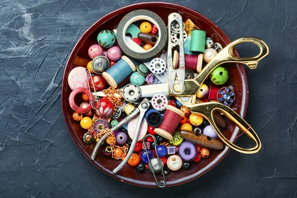 Beads, colorful beads and tools — Stockfoto