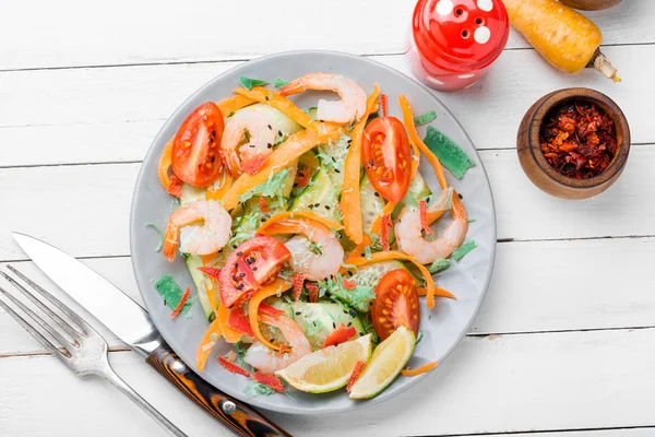 Salad with shrimp and vegetables — Stock Photo, Image