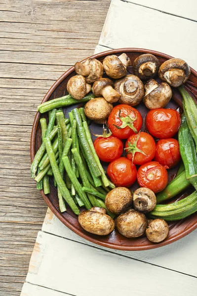 Verdure alla griglia su un piatto — Foto Stock