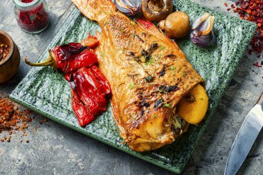 Kızarmış kırmızı levrek ve sebze.