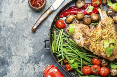 Sebze ile kavrulmuş hindi