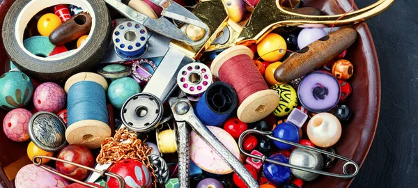 Gereedschap en bijouterie voor het naaien. — Stockfoto