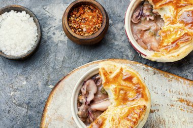 Deniz ürünleri çorbası veya jülyen çorbası..