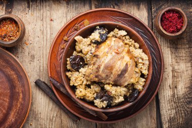 Tavuk budu ve yulaf lapası.