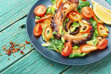 Sağlıklı ahtapot salatası