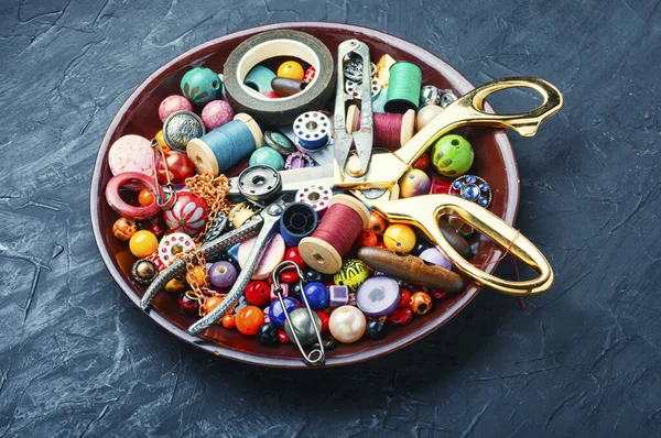Perline, perline colorate e strumenti — Foto Stock