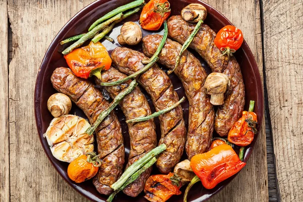 Grillwurst Mit Pilzen Und Tomaten Bratwürste Auf Holztisch — Stockfoto