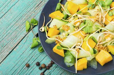 Mangolu, salatalıklı, lahanalı ve hardallı bahar salatası. Yeşil salata.