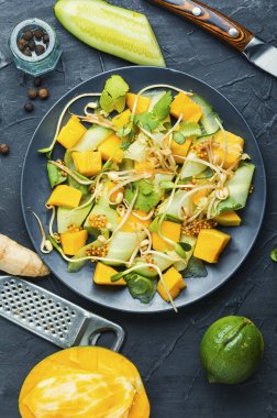 Mangolu, salatalıklı, lahanalı ve hardallı vitamin bahar salatası..