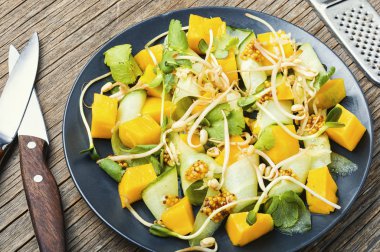 Mangolu bahar salatası, salatalık ve filizlenen bitkiler. Mung fasulyeli sebze salatası.